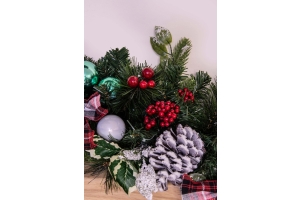 How to Decorate a Plain Christmas Garland: Top Tips and Ideas