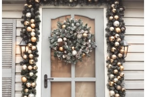 How to Fluff Artificial Wreaths & Garlands